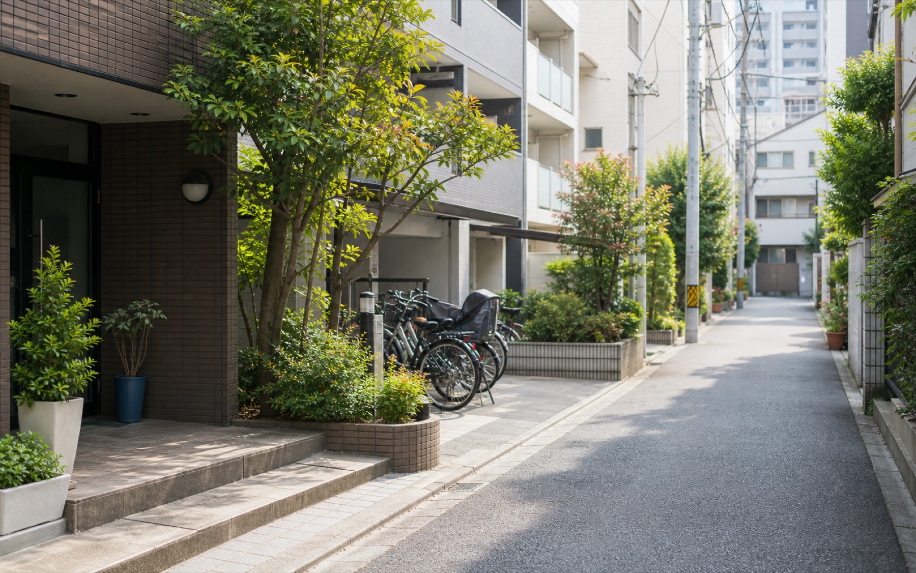 大阪市内の住宅街とマンションのある通り