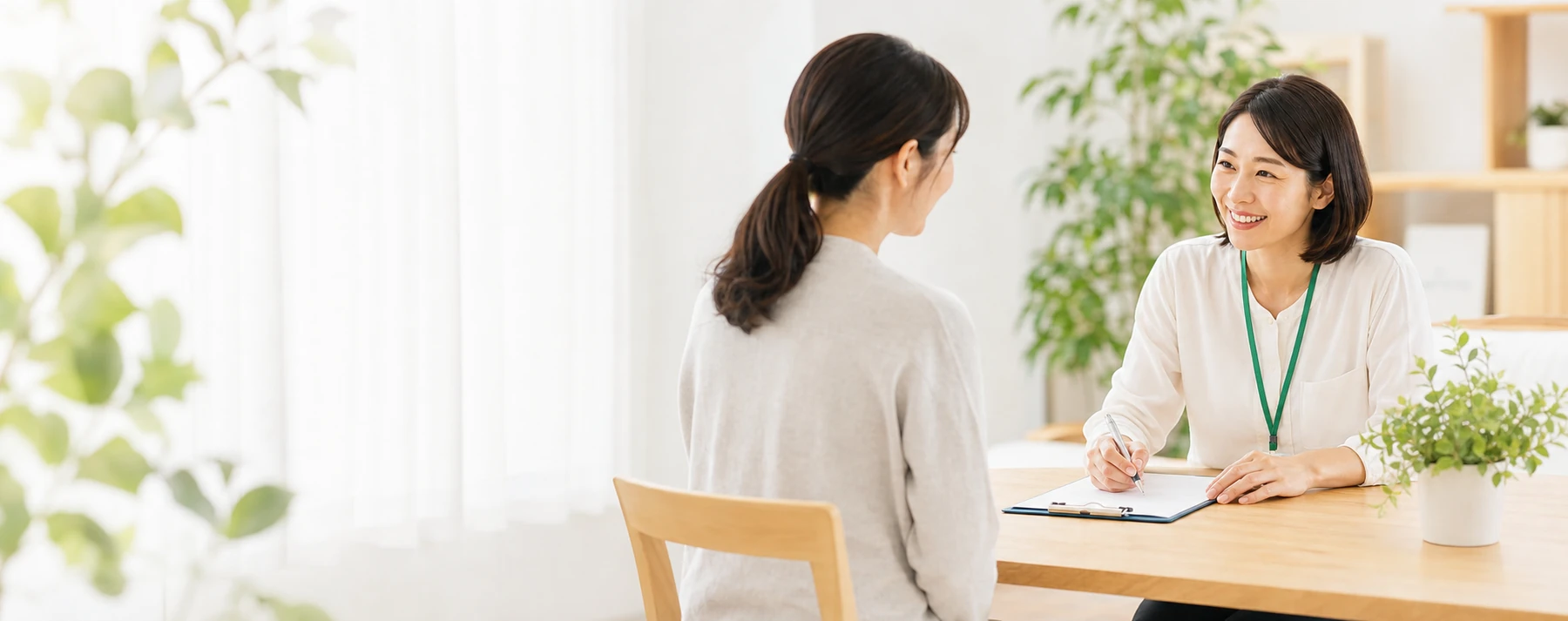 相談支援員が相談を受けている様子