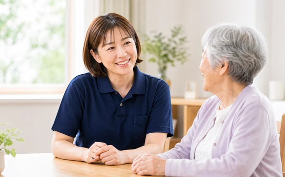 介護スタッフが利用者と笑顔で話している様子